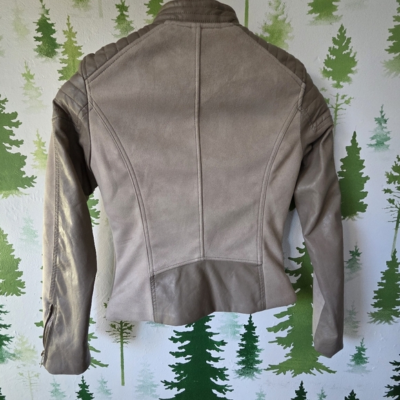 Stylish H&M Faux Leather Tan Women's Jacket - Picture 3 of 10